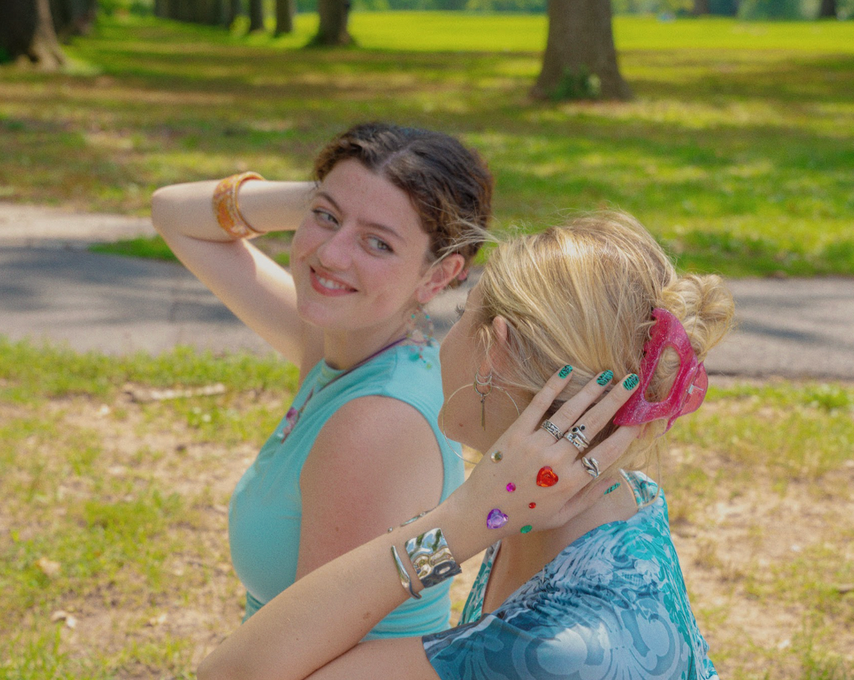 Woman wearing the pixie dust glittery pink jelly flexible cozy claw clip in her hair outdoors with a friend